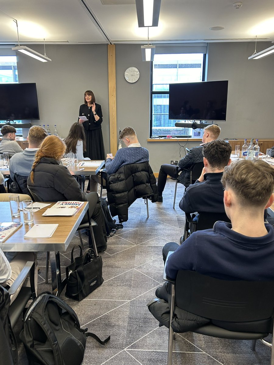 Timeless wisdom from Joyce Walsh shared with our @DavyGroup #TransitionYear #WorkExperience teenagers.

💜 “Don’t let worry about tomorrow take away from the beauty of today”.

🏃‍♀️ “Run your own race”.

😔 “Embrace your own fallibility”.

🔄 “Growth and comfort don’t co-exist”
