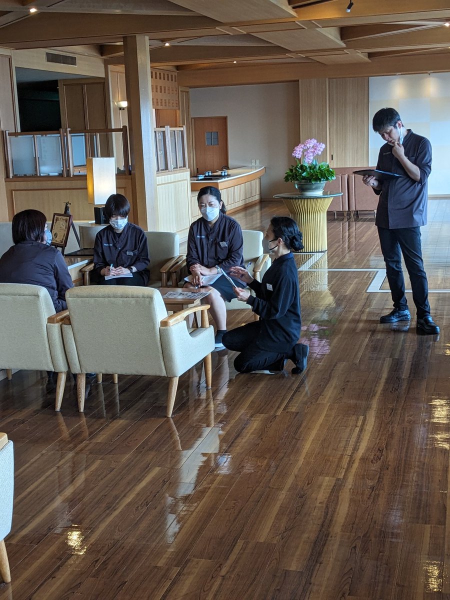 先輩社員も
改めての接客研修
いつになっても勉強ですね

＃研修　＃いなとり荘
＃お勉強