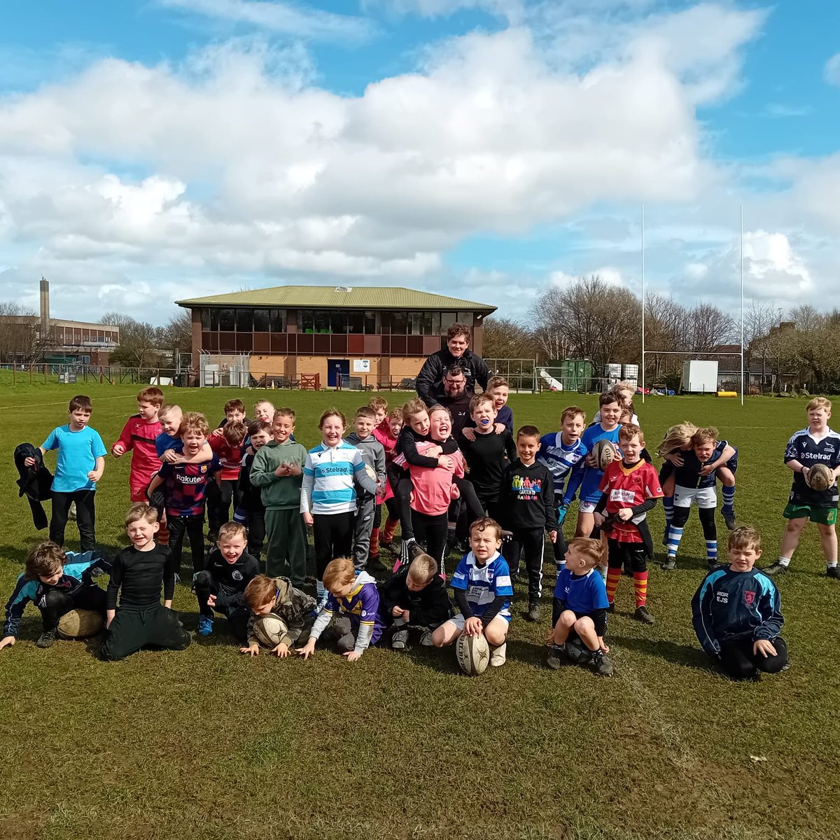 The ⚡️THUNDER COMMUNITY⚡️ was out over the long weekend introducing the next generation to #rugbyleague at North Shields RFC. At our Easter Activity Camp, the kids developed their skills and love for the game with tag rugby and other activities sponsored by @Inn_Collection