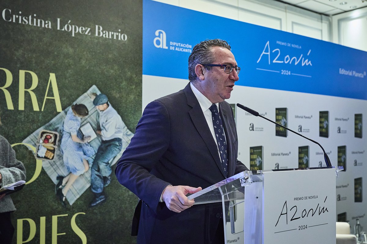 'La tierra bajo tus pies', obra ganadora del Premio #Azorin2024 de @dipuAlicante y @edit_planeta, entrelaza el amor y la historia de la España de la II República 📚 Asistimos en Madrid a la presentación de esta novela de @crislopezbarrio 🖊️ Desde hoy disponible en librerías