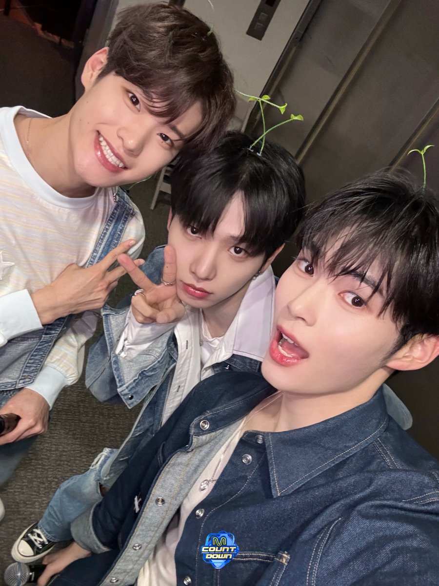 MnetMcountdown's tweet photo. 이번 주 MC 의상 컨셉은!
🌸인간 벚꽃🌸 🩷분홍분홍한 벚꽃 멍또캣🩷

MC석에 방청 오시는 팬분들도! 안방 1열의 팬분들도!
🌸인간 벚꽃🌸으로 드레스코드를 완성해 주세요!

⚠️ 드레스코드는 권장 사항으로 필수가 아닙니다 ⚠️

#엠카운트다운 #MCOUNTDOWN https://t.co/siZvD9eymt