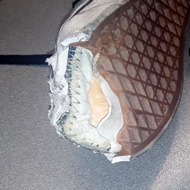 metro_madrid's tweet photo. ⚠ ¡No es ningún juego!

Así acabó la zapatilla de una niña al quedar atrapada en una escalera de Tribunal.  

🙏 En las escaleras, vigila a los niños. Por su seguridad, precaución.

#ElCepilloNoEsUnJuego #ViajaSeguro https://t.co/crOOwbOwRN