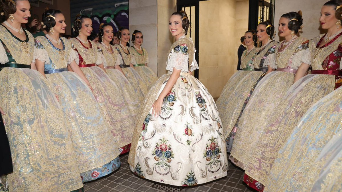 🪡 Destinem 94.380€ a la confecció dels espolins de les falleres majors de #València de 2025 i 2026.
➡️El teixit de seda, de propietat municipal, té caràcter exclusiu i està reservat perquè només puguen lluir-lo les màximes representants de les #Falles.
🔗i.mtr.cool/mcsccedzov