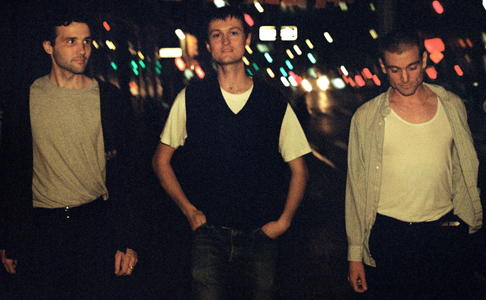 Die kanadische Post-Punk-Band Cola hat mit der Single „Pallor Tricks“ ihr zweites Album „The Gloss“ angekündigt. Schaut Euch jetzt das Musikvideo dazu bei uns im Blog an! → bit.ly/Cola_TheGloss Foto: Craig Scheihing