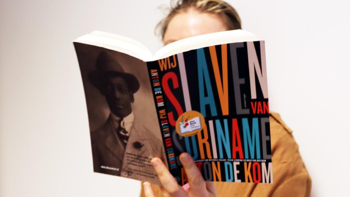 Dit jaar werd voor One Book One Campus @UniUtrecht @agnesandeweg 'Wij Slaven van Suriname' van Anton de Kom gekozen. Hoe gaat het eraan toe in de bijbehorende Meet & Read sessies nu een heftig en confronterend thema als slavernij op het programma staat? dub.uu.nl/nl/achtergrond…