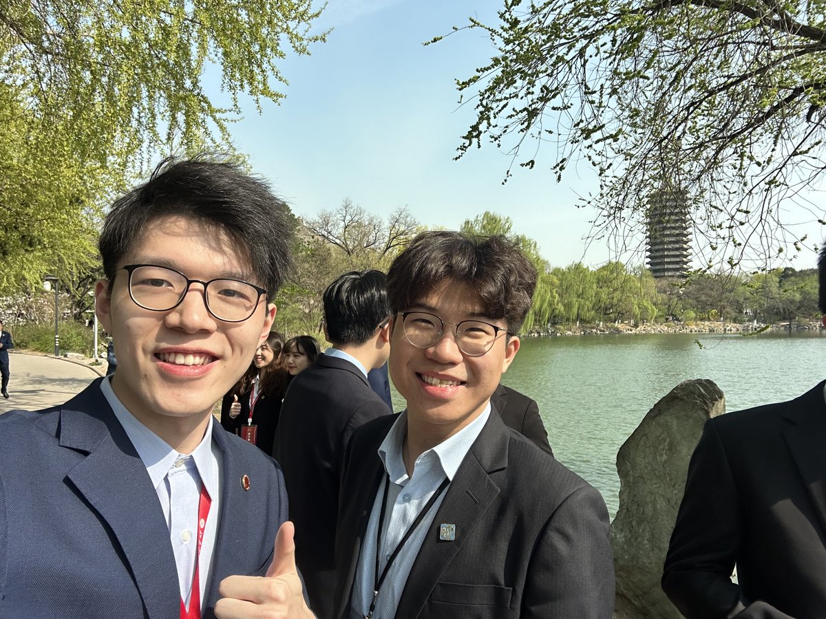 Steeped in a century of history, #PKU’s Boya Pagoda turns 100! The delegation of Taiwan youths and #Pekingers wandered along the shore of the #WeimingLake, exchanging their respective majors and interests, taking commemorative photos by the lakeside with the iconic Boya Pagoda.