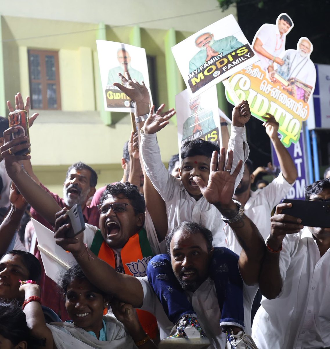 ⁦@narendramodi⁩  Road show at Tnagar Chennai