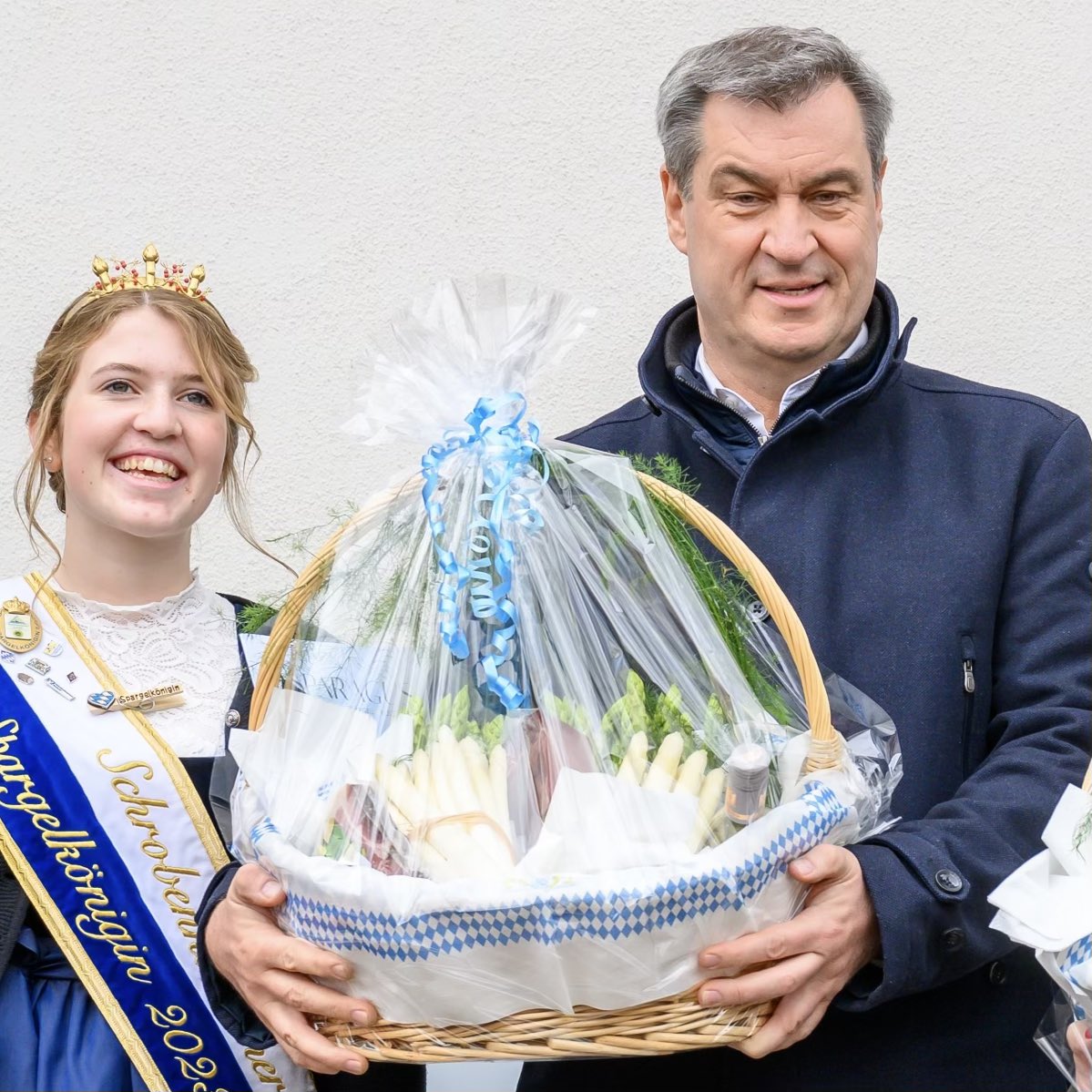 Bin großer #Spargel-Fan: Endlich beginnt wieder die Spargelsaison in #Bayern. Habe sie heute gemeinsam mit Landwirtschaftsministerin Michaela Kaniber auf dem Münchner #Viktualienmarkt eröffnet. Regionaler Spargel aus Bayern hat eine super Qualität und ist ein Hochgenuss.…