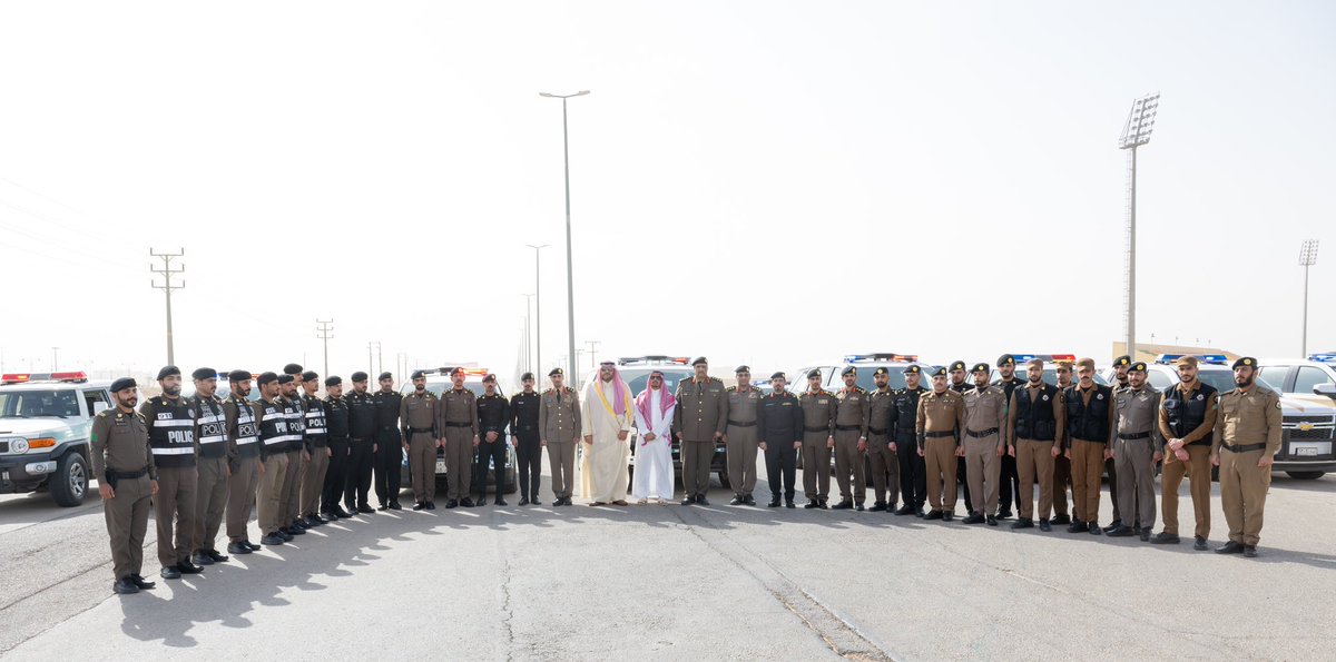 سمو #أمير_الحدود_الشمالية يعايد رجال الأمن بالميدان . spa.gov.sa/N2081552