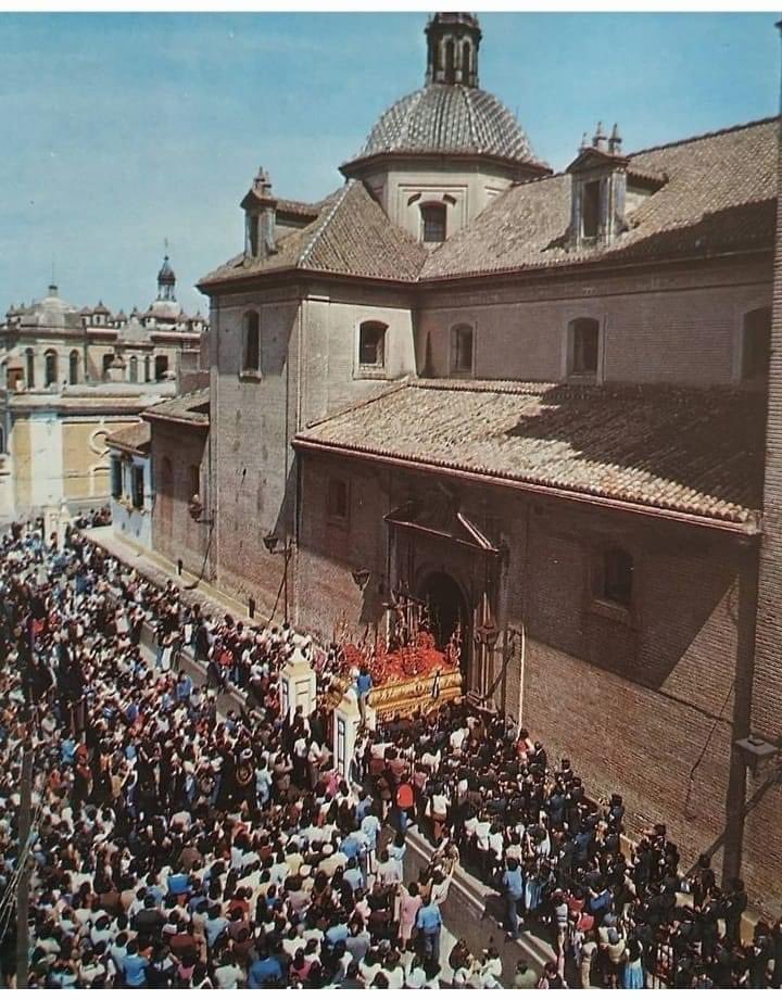 Salida del Santísimo Cristo de la Salud de la Hermandad de San Bernardo en un Miércoles Santo de la década de 1980.

#TDSCofrade 
#SSantaSevilla24 
#SSantasevilla2024