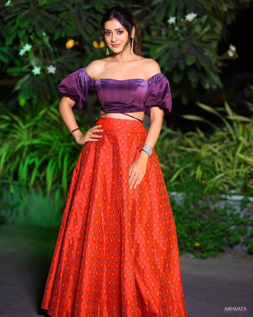 The picture of divinity, Payal Rajput is mesmerizing ✨dressed in our Mauve Ombre off-shoulder top with Scarlet Ikat skirt #Throwback  

#AiravataLife #Hyderabad #Telangana #PayalRajput #Spotlight #LuxuryFashion #Handloom #Weave #Ikat #eveningwear #occasionwear