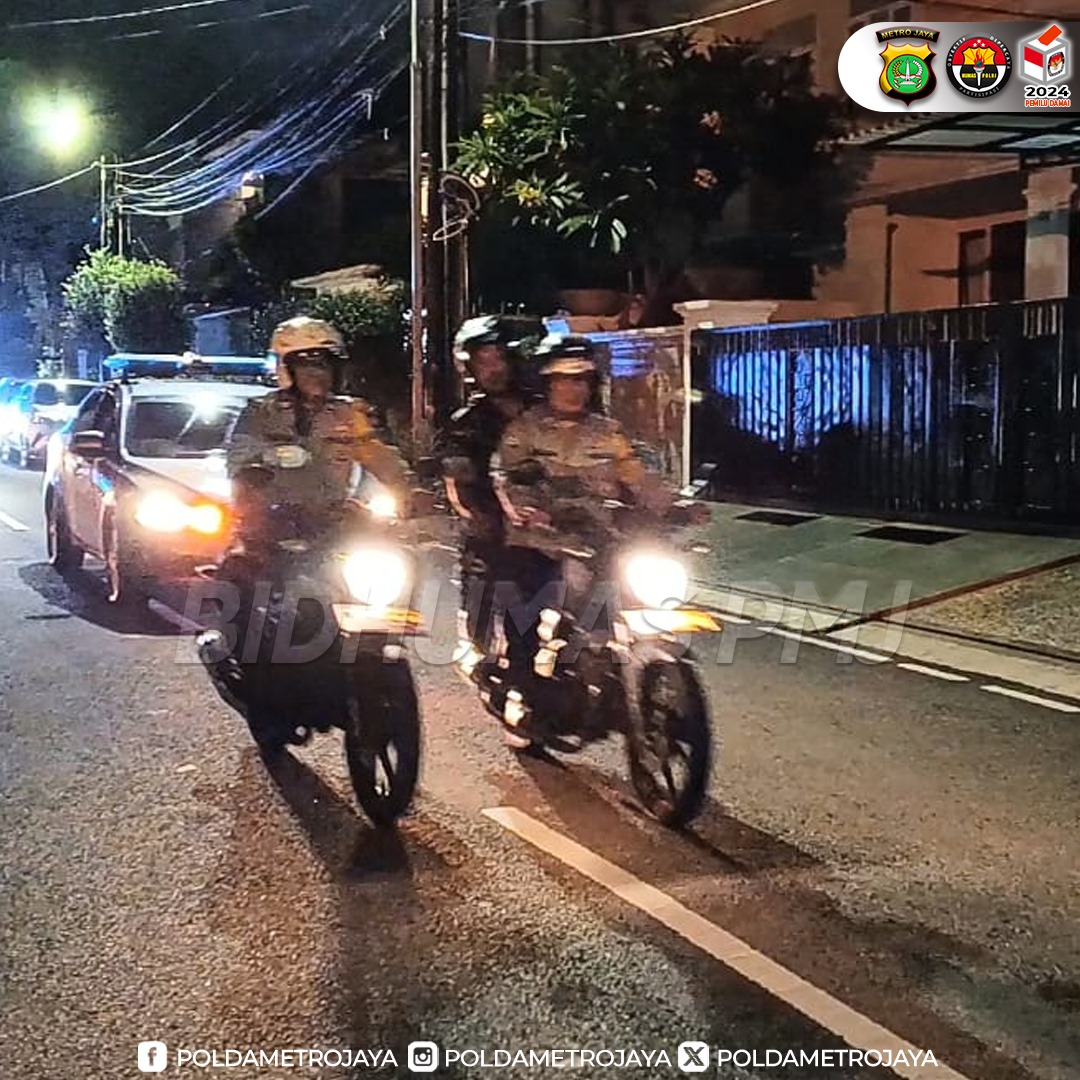 Gabung 3 Pilar Kapolsek Duren Sawit pimpin Apel Cipta Kondisi jelang Hari Raya Lebaran Kegiatan yang tergabung di Mapolsek Duren Sawit ini, dilaksanakan dengan Patroli Cipta kondisi antisipasi Rumsong dan 3C (Curas, Curat dan Curanmor). Senin (8/4/24) malam. .