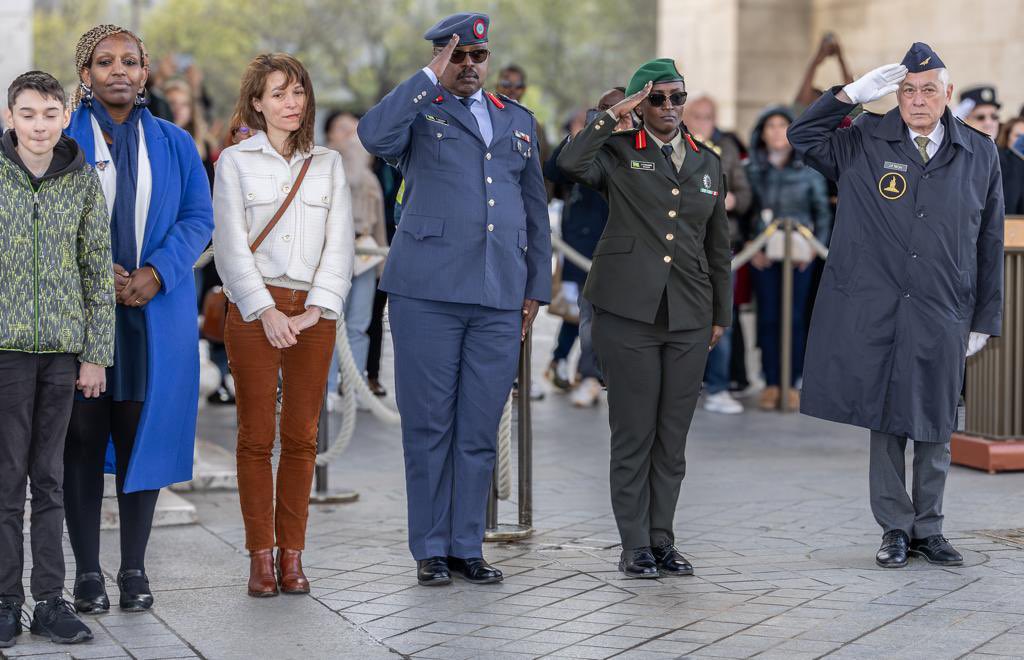 La délégation des officiers supérieurs de l'école de guerre du #Rwanda a participé à la cérémonie de ravivage de la Flamme de l'@ArcdeTriomphe aux côtés de l'ambassadeur @FNimfura. Cette cérémonie centenaire rend hommage à tous ceux qui ont donné leur vie pour le pays.