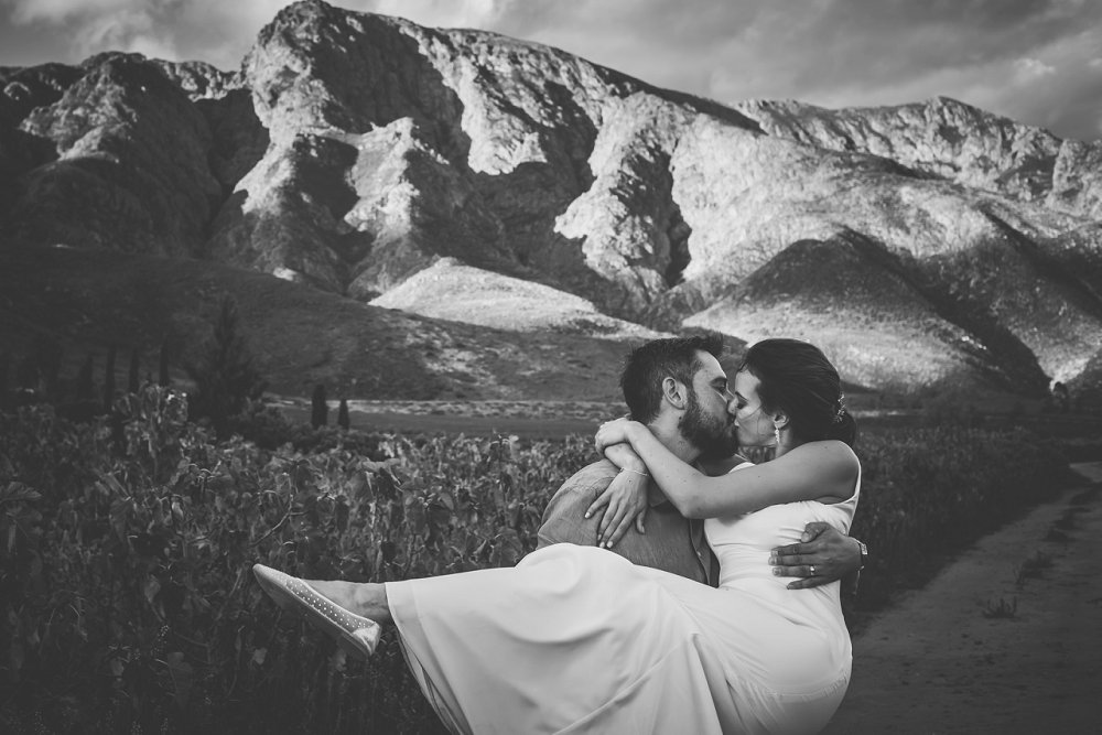 Happy #weddingwednesday
📸
Today we bring you an amazing #kleinkaroo wedding!  Check out our blogpost of Haylee &amp; Doug's wedding at #Leipzigcountryhouse 👇

expressionsphoto.co.za/leipzig-countr…

#capetownweddingphotographers
#destinationweddingphotographers
#kleinkarooweddingphotographers