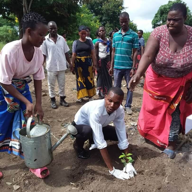 Compassion Connector in Malawi, Omex Juma was recently invited to join forces with regional police officers, politicians, & community leaders in planting trees contributing to climate resilience & community well-being. Read more about this inspiring story: bit.ly/3J9KIEL