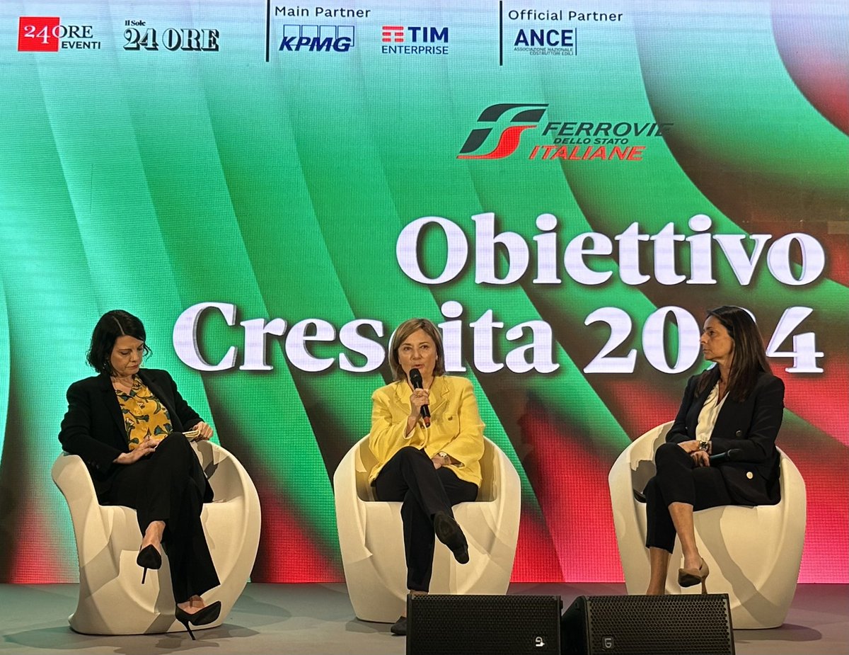 All’evento #ObiettivoCrescita di @24Eventi, ho parlato con @celenostalgia del ruolo @EIB per sostenere la transizione energetica. 
Oltre ai €45mld già annunciati per #REPowerEU, la BEI ha lanciato un nuovo pacchetto da €5mld per promuovere la produzione di energia eolica in 🇪🇺