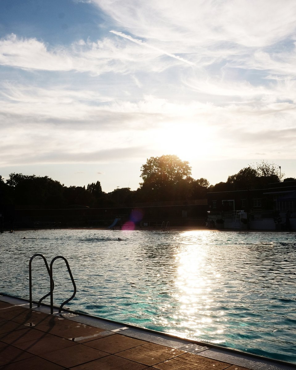 The sun may not be fully here with us yet, but best be prepared to get a spot at London's coveted lidos and outdoor pools. Enjoy London's iconic skyline from aesthetic swimming venues at members' clubs, historic locations, and more. Read more: l8r.it/jYWZ