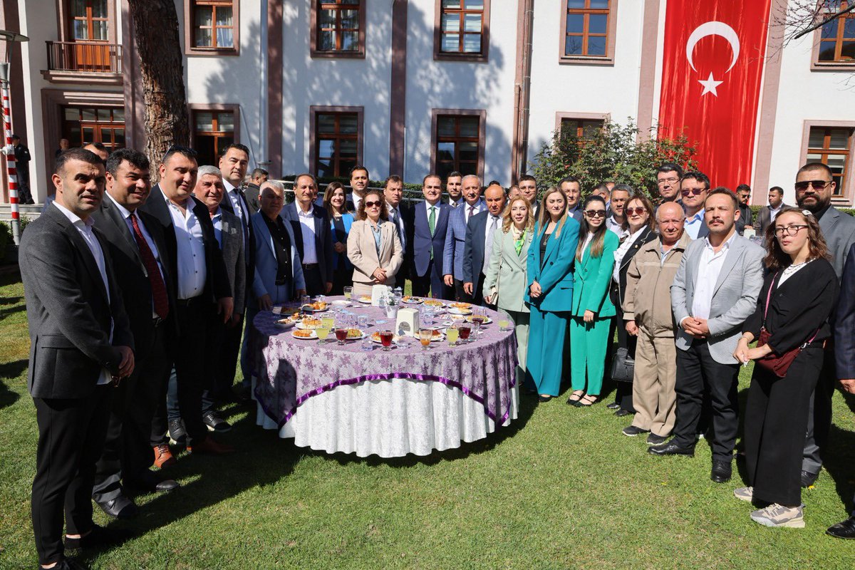 Valimiz Sayın Dr. İdris Akbıyık, Ramazan Bayramı dolayısıyla Valilik bahçesinde düzenlenen Bayramlaşma Programında kamu kurum ve kuruluşlarının temsilcileri, sivil toplum kuruluşu ve siyasi parti temsilcileri ve vatandaşların bayramlarını kutladı. @idrisakbiyik