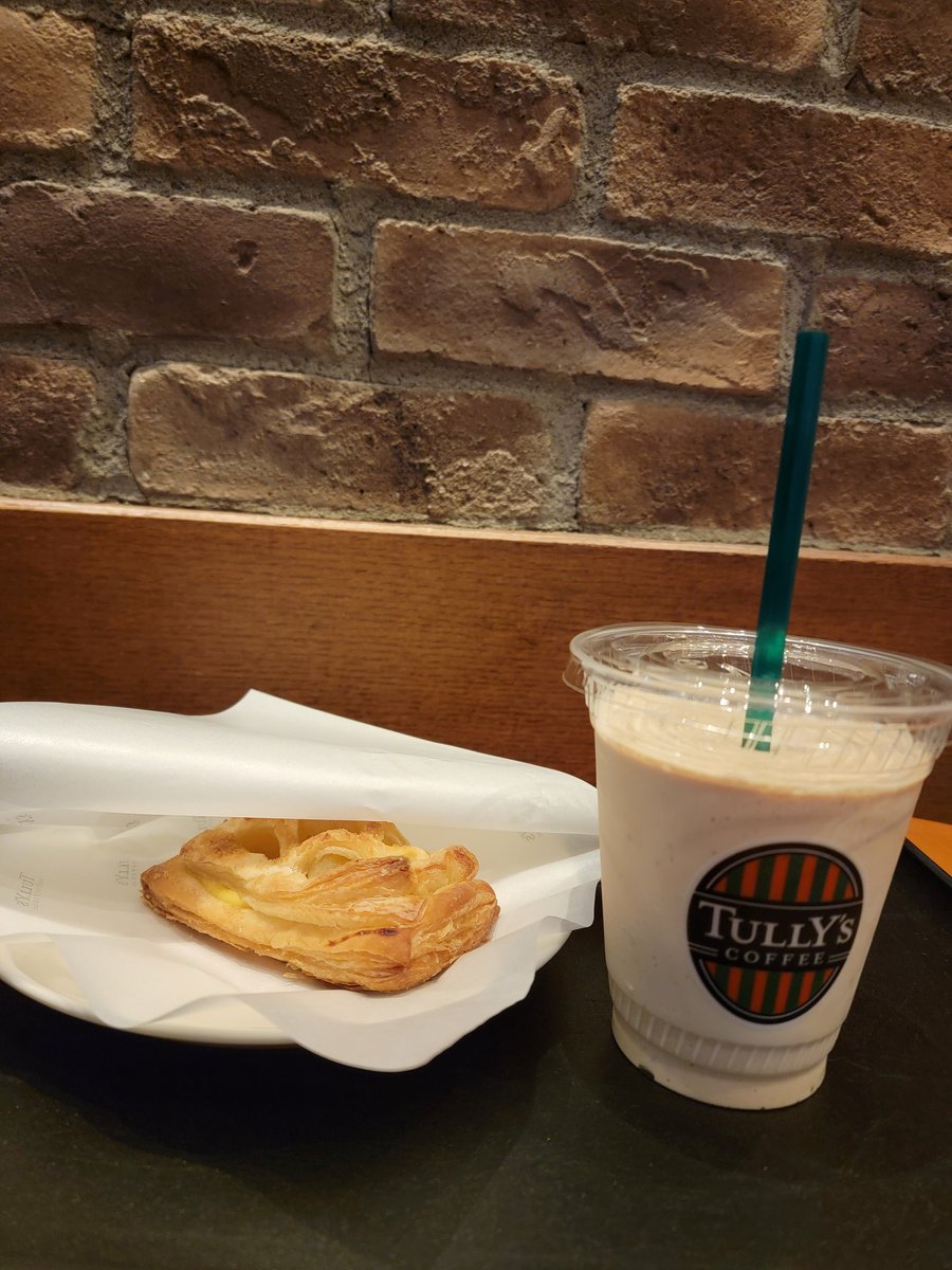 TULLY'S COFFEE エスプレッソシェイクがおいしい季節になりました😋💕 アップルパイは温めて🍎 #タリーズコーヒー盛岡駅フェザン店　#エスプレッソシェイク　#アップルパイ　#カフェ活