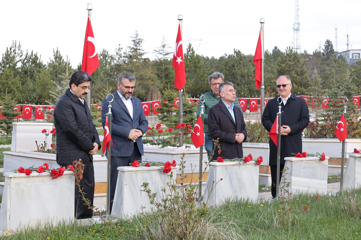 #Sivas Yukarı Tekke Mezarlığı'nda Garnizon ve Polis Şehitliğini ziyaret ederek vatanımız ve bayrağımız için toprağa düşen şühadımızı rahmetle ve dualarla yad ettik. Bu vesileyle bütün şehitlerimizi rahmetle, minnetle ve dualarla yad ediyorum. 🇹🇷