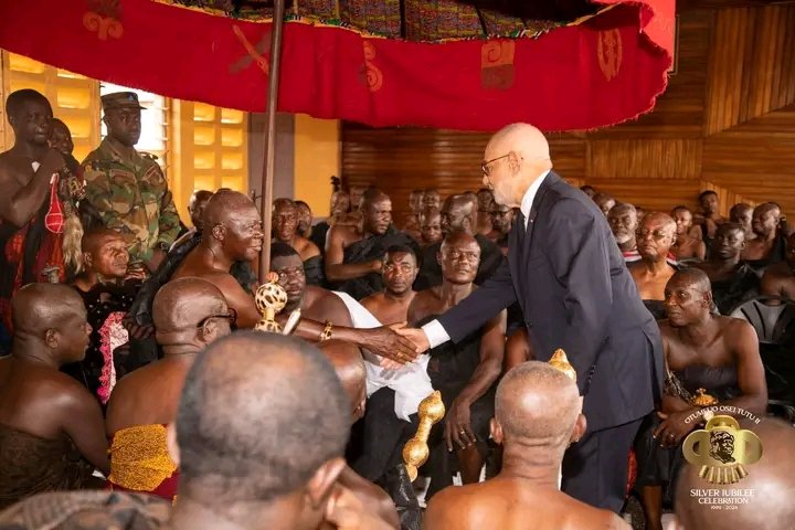 MelEssisKouadio's tweet image. HANN 🇨🇮

LE PEUPLE BAOULÉ ET LA FAMILLE DU PRÉSIDENT BÉDIÉ AU ROYAUME ASHANTI POUR ANNONCER OFFICIELLEMENT SON DÉCÈS 

La délégation ivoirienne, composée de 7 chefs suprême de la T.RIBU BAOULÉ a officiellement informé le ROI des ASHANTI OTUMFUO de la disparition du président