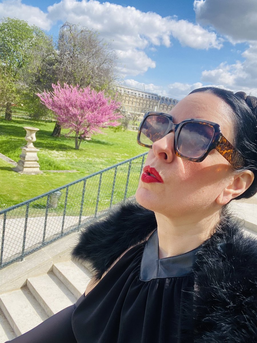 Enjoying the blossoms on a beautiful spring day in Paris 🌸 #glaminatrix