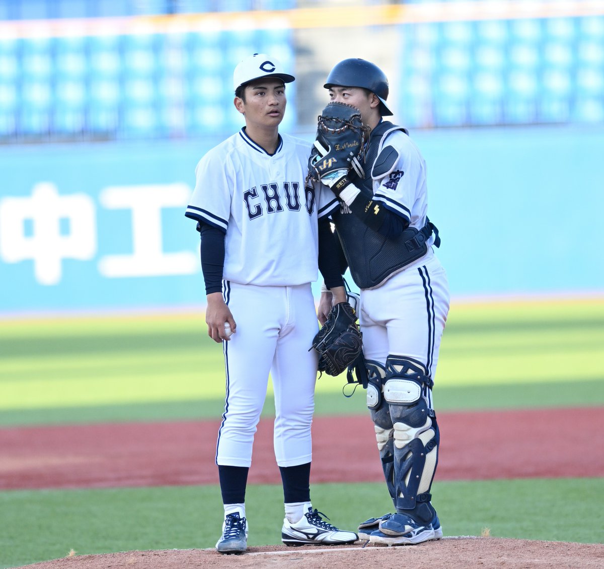 smalto19's tweet photo. 東都大学野球連盟
令和6年度春季リーグ戦

中央大学の東恩納蒼(1年、沖縄尚学高校)と野呂田漸（3年、秋田中央高校）

2024/4/10 https://t.co/aWM1uW1khK