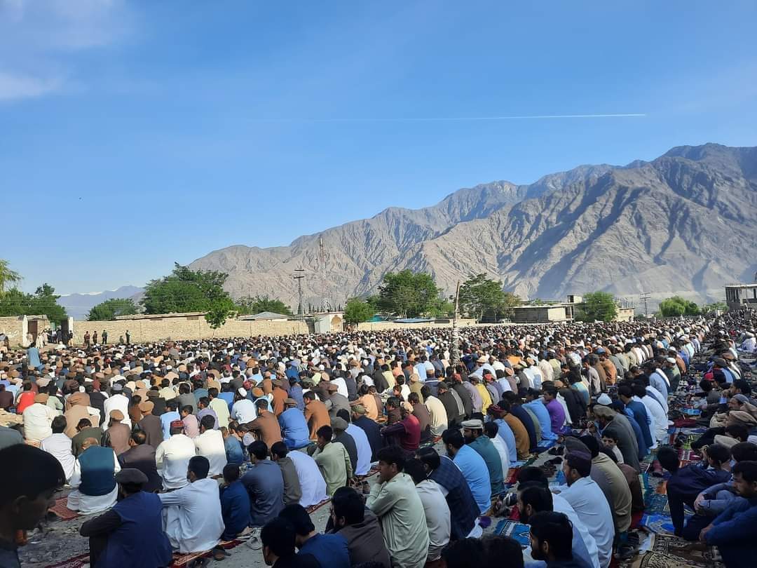 AmanChilasi's tweet photo. شہر چلاس۔۔
ملک بھر کی طرح چلاس ٹاؤن میں مختلف
جگہوں پر پرامن ماحول میں عید کی نماز ادا کردی گئی۔

لاکھوں دیامر کے فرزندان توحید نے شرکت کی 💓
#عيد_الفطر https://t.co/mDlC0gvVrj