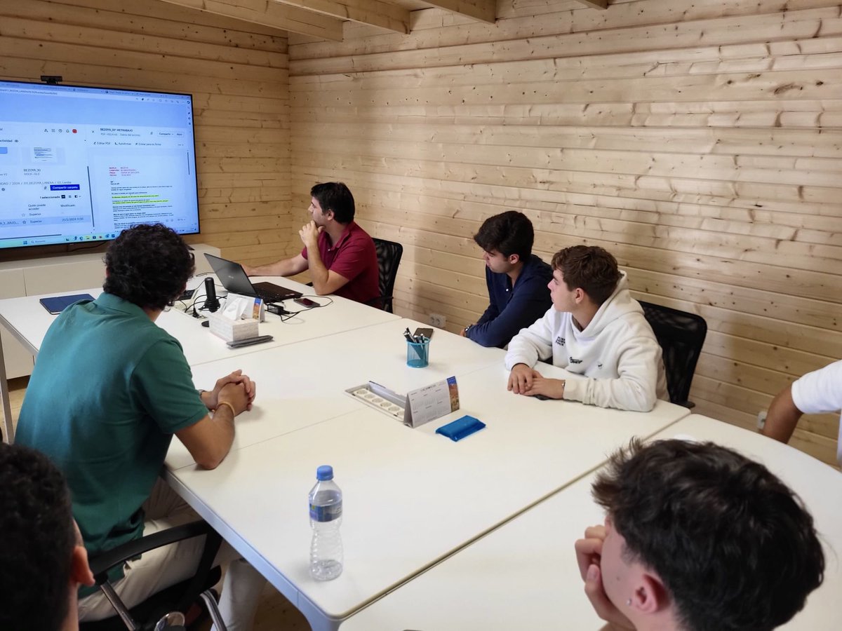 atlanticomedio's tweet photo. 🗣️Los alumnos de 1º del #GradoADE del TUS en Negocios Internacionales dentro de la asignatura “Áreas y Mercados Internacionales”, visitaron Macaronesia Films. https://t.co/c0LvDXoER1