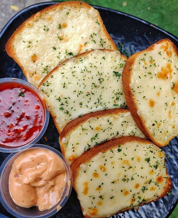 Garlic Cheesy 🧀 Bread 🍞 homecookingvsfastfood.com 
#homecooking #homecookingvsfastfood #food #fastfood #foodie #yum #myfood #foodpics