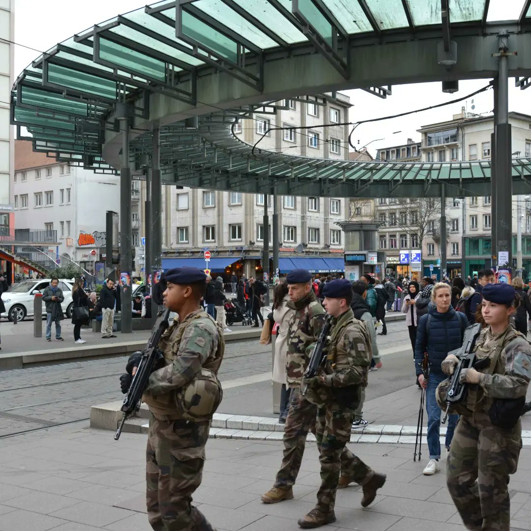 Retour sur la mission sentinelle du #Rmed. Visite du général Ludovic PINON, gouverneur militaire de Strasbourg commandant la @2e brigade blindée   dans la ville de Strasbourg pour suivre les militaires du dispositif déployés dans le cadre de l’opération Sentinelle.