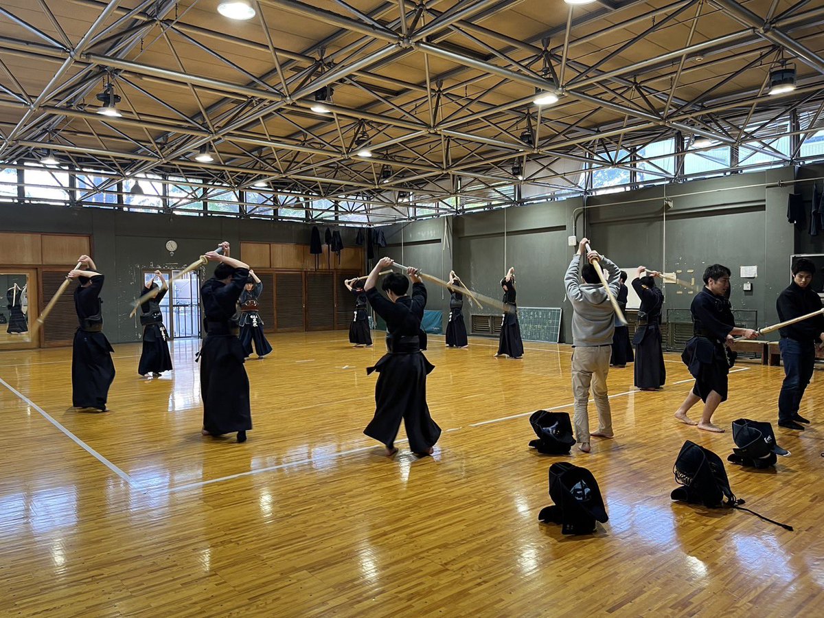 UecKendoClub's tweet photo. 今日は剣道の稽古に6名の新入生の方が来てくれました！

活気のあるいい稽古ができました！

また今週の金曜日と土曜日も体験会と食事会を行うのでぜひ新入生の皆さんお越しください！

#春から電通大
#UEC24
#uec24
#電通大剣道 https://t.co/wWGlQcxZif