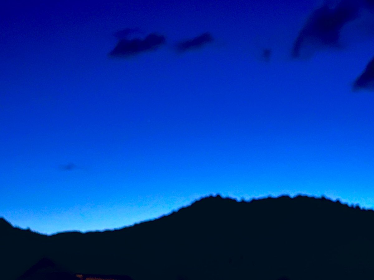 Sending  early morning relaxing vibes .
Have a beautiful Wendsday friends 🏔️ 💃