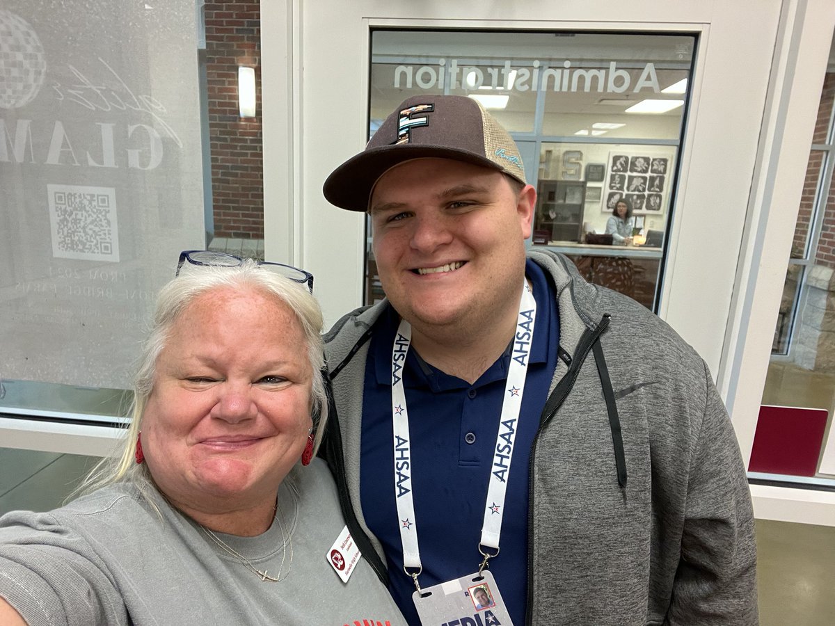 I think Caleb wanted to interview me about my thoughts on sports. … I was so busy … come back & I will work you in!! Great seeing you! @CalebSuggs2 #HHS #WeLoveSports