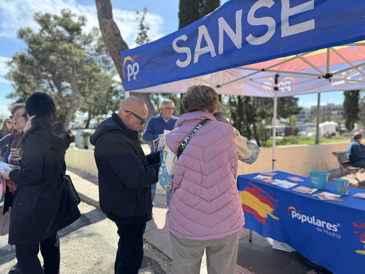 Gran mañana en el mercadillo municipal hablando con nuestros vecinos. Cada día más gente se une al #EquipoAyuso y al #EquipoAlcaldesa. Además, hemos comprobado de primera mano la buena sensación de la ciudad sobre los dos mercadillos que se celebrarán los domingos. ¡Seguimos!