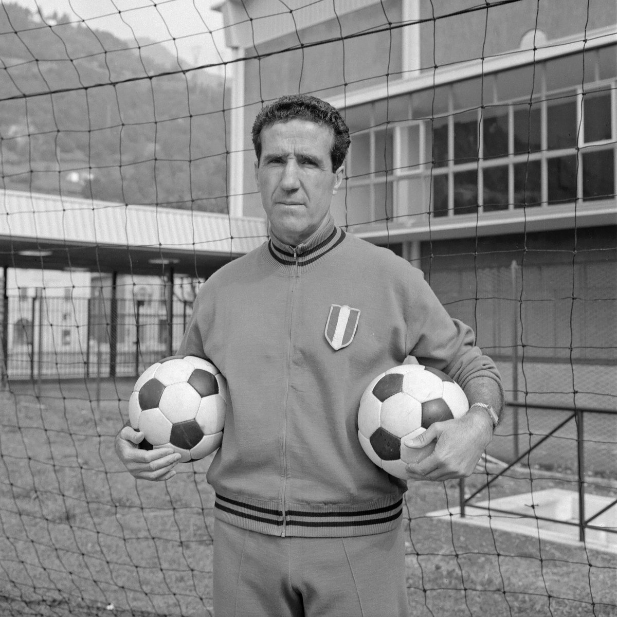 El creador del 'Grande Inter' de los años 60 🤩 Bajo su tutela nos coronamos campeones del mundo en dos ocasiones 🌍 Hoy hace 114 años nacía Helenio Herrera 🖤💙 #ForzaInter