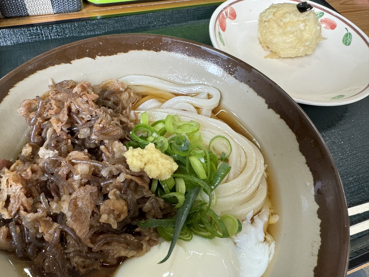 donguriblack's tweet photo. 肉ぶっかけに温玉が入ることを忘れてて、またもや卵天取ってしまった件。

#山とも https://t.co/WBGps0rbnU