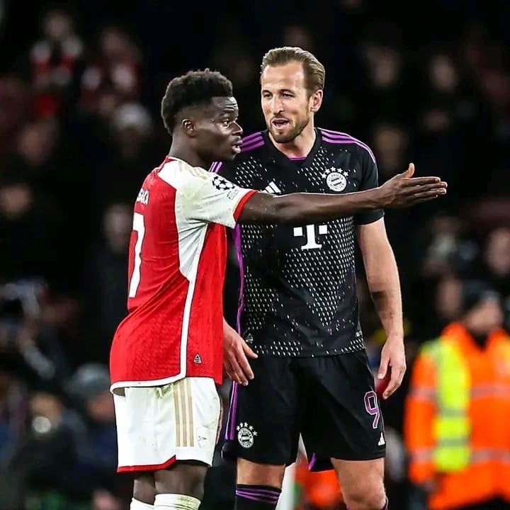 Bukayo Saka complaining to Harry Kane that he should have had a penalty