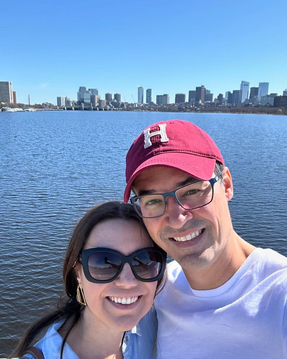 Fernanda e eu vivemos e estudamos em Harvard/Cambridge entre 2012 e 2013 (na foto tirada hoje, ao fundo, estão Boston e o rio Charles que separa as cidades). Éramos casados, sem filhos e vivemos uma rotina intensa de estudos. 

Nosso objetivo era ampliar nosso conhecimento e
