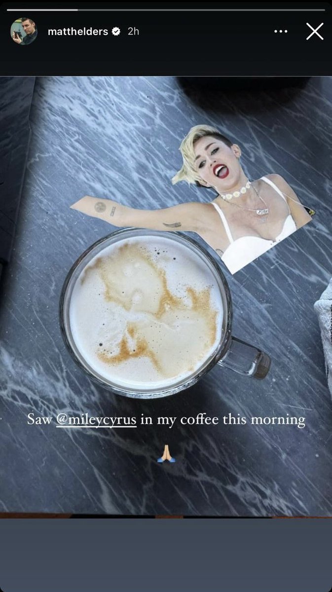 “Vi a Miley Cyrus en mi café esta mañana” -Batería de Artic Monkeys en Instagram Stories-