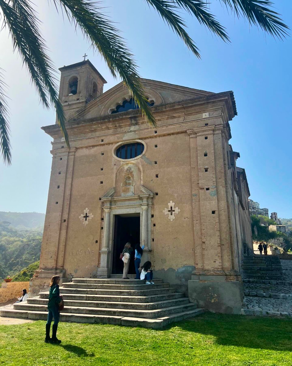 Domenica siamo stati a Badolato (CZ), bellissimo borgo con tanta accoglienza genuina accompagnata da una “slow life” autentica, il borgo si è posizionato secondo nella competizione @BorghiPiuBelli durante la trasmissione @KilimangiaroRai. La Calabria che amiamo ❤️. #10aprile