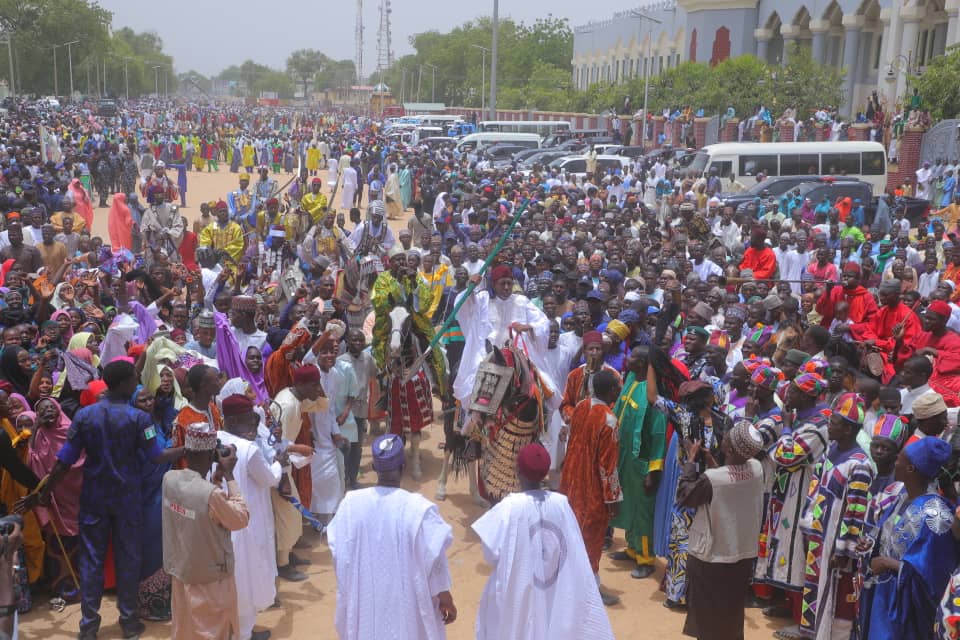 .@KashimSM, @ProfZulum, others attend Eid prayers in Maiduguri ... Zulum urges citizens to pray for peace in Borno, Nigeria ... Shehu of Borno holds Durbar to commemorate Eid El Fitr facebook.com/share/p/3xEqPd…