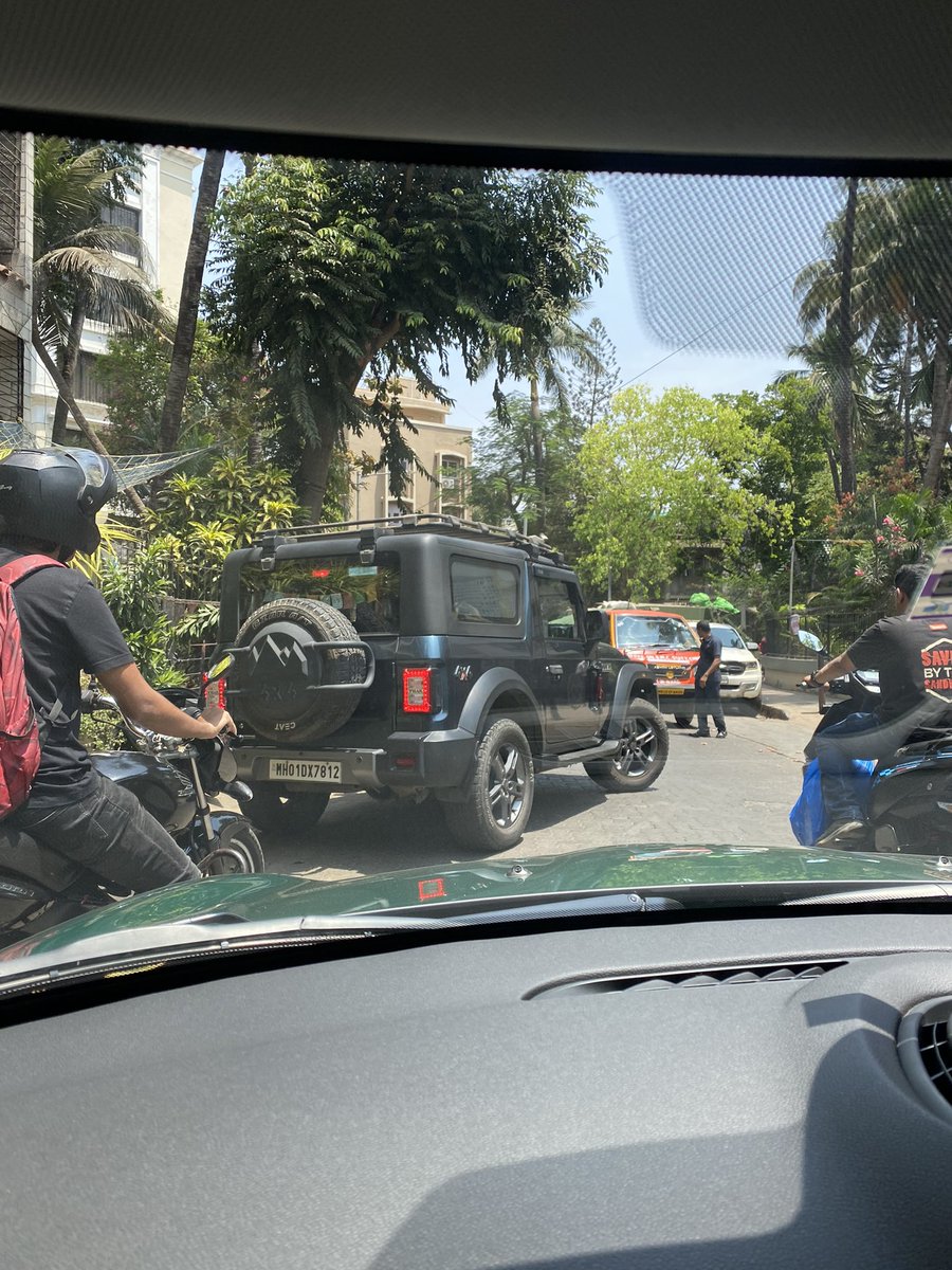URGENT: @MTPHereToHelp @mybmc @mybmcWardHW Daily traffic jams on Rebello Road due to indiscriminate parking by valet drivers from restaurants like Veronica’s are causing inconvenience to residents. Despite informing RTO and installing 'no parking' signs, no action has been…