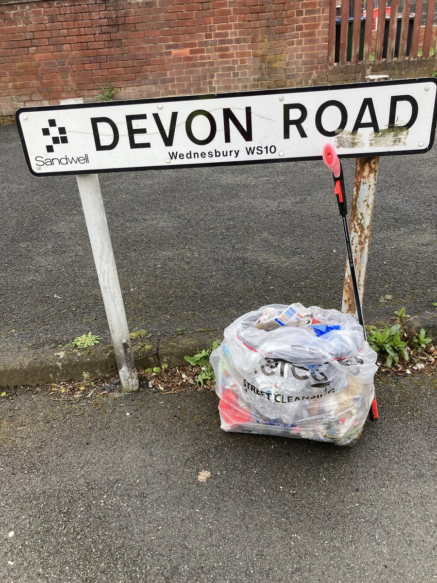 Despite the rainy weather, Joy was out in Wednesbury today, tirelessly litter picking her adopted street! Taking a stroll around she managed to remove a bag of litter, helping to keep our street and green spaces clean and beautiful. #adoptastreet @SercoESUK @sandwellcouncil