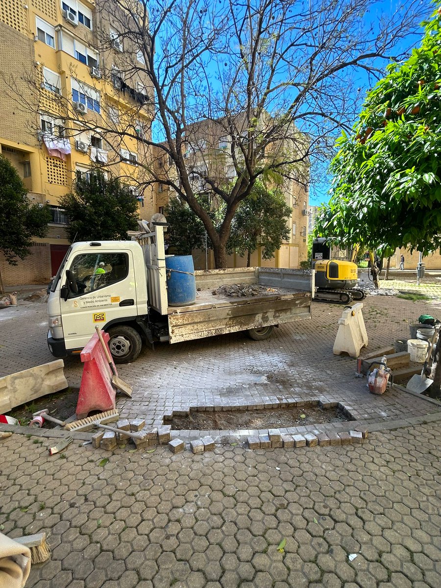 Los vecinos de Los Mares han solicitado nuestra ayuda para solventar los problemas de ruido y agresiones que se venían produciendo por el mal uso de los bancos situados en las plazas públicas de la zona. Solo buscamos mejorar el día a día a los vecinos de nuestro Distrito.