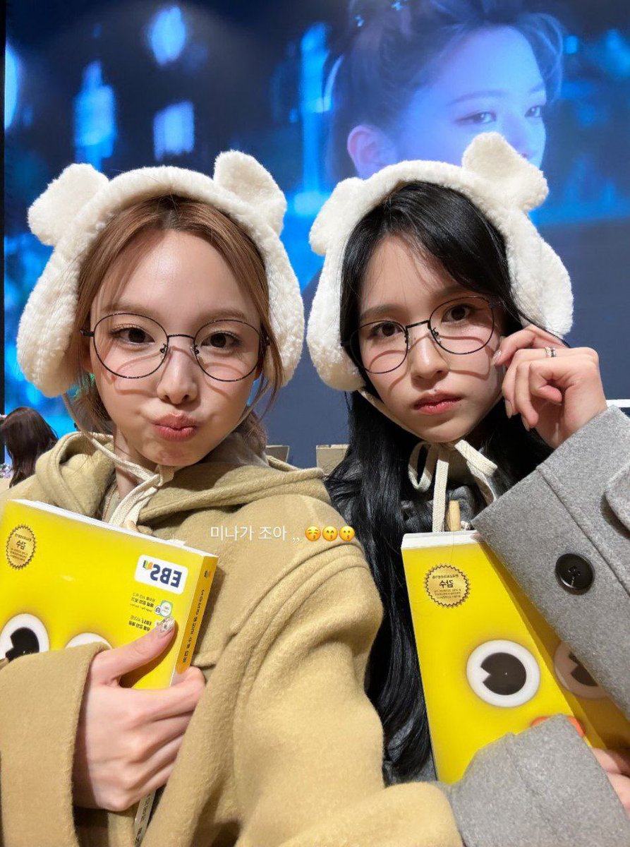 👩‍🏫:'loh kok kembar..?'

mang kita kembar kh?
WITH @pacalminaa 
since today is eidal fitri, kmi mngucapkn, SELAMAT HARI RAYA IDUL FITRI😋

#Mina #Nayeon #Minayeon #Twice #OSD #onceselcaday @JYPETWICE