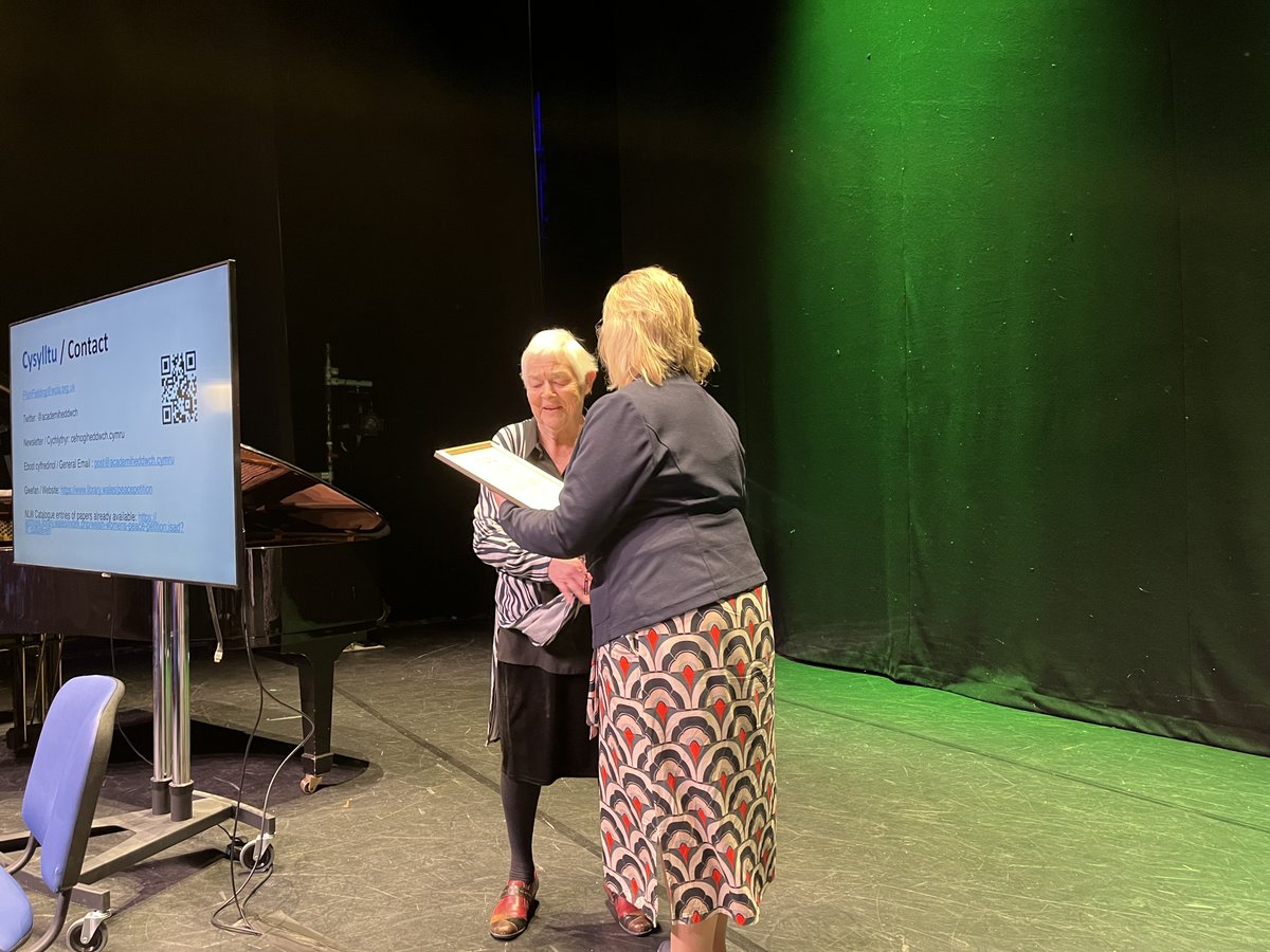 Congratulations to Penllwyn WI @CeredigionWi for winning our 2023 Recruitment Award for 'WIs with under 25 members'. The WI had increased its membership from 8 - 18 members, an increase of 125%. President Judy Lile was presented with the award at our Wales Conference last week.