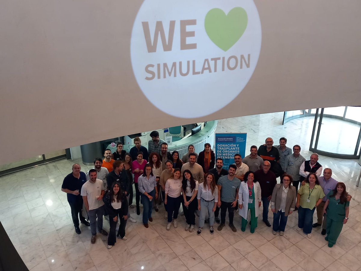 Foto de grupo 📸 de todos los participantes y equipo docente del curso de #donación y #trasplante de órganos en #MedicinaIntensiva que se realiza en nuestro centro de #simulación de Granada #IAVANTEsimulación junto a @ONT_esp @A_Trasplantes We💚simulation