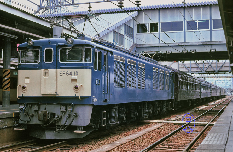 日付ネタで・・・
松本駅で撮影した旧客列車の先頭に立つＥＦ６４ １０
列番の記録無しです😓　　　　　　1981年撮影