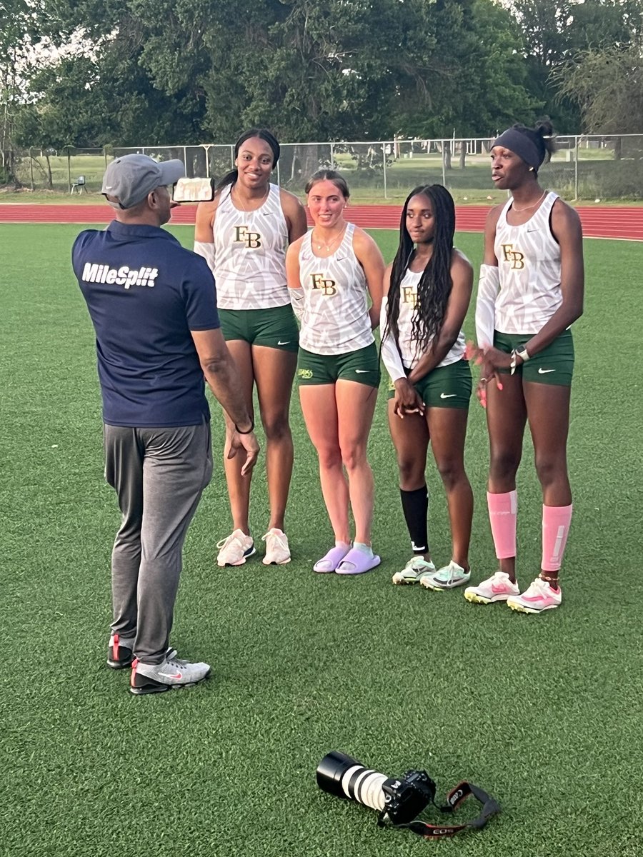 She’s Backkkk!!!! 4 Gold Medals at the FBCA Relays this past weekend. TJ 🥇 LJ 🥇 4x200 🥇 4x400 🥇 @BayleighMinor The Road to State starts this weekend…..District